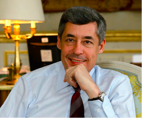 Photo de Henri Guaino dans son bureau à l'Elysée