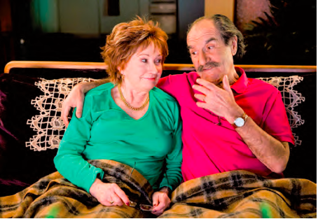 Les deux retraités Huguette (Marion G.) et raymond (Gerard H.) sur leur canapé