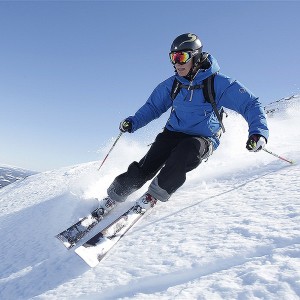guy-skiing-in-hemsedal-dsbw-1400x1400