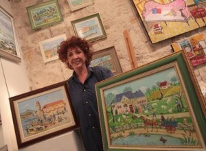 charlotte julian dans une galerie au milieu de ses tableaux