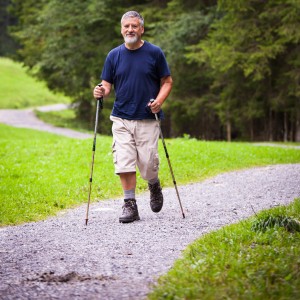 Homme faisant de la randonnée pedestre