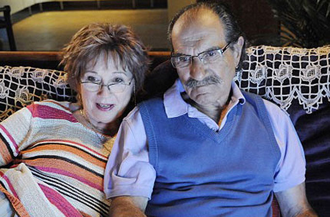 Huguette et Raymond dans leur canapé