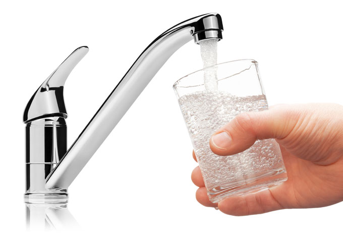 Verre d'eau qui se remplit d'eau du robinet
