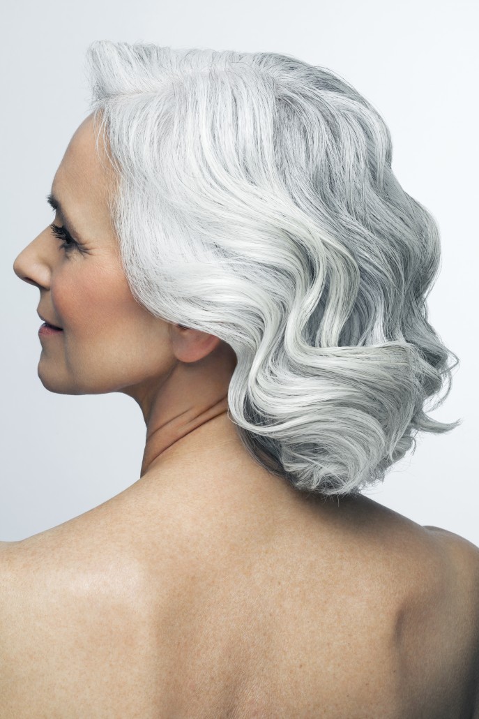 Famme mannequin senior de profil avec les cheveux gris / blanc