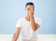 Quel yoga choisir en 2024 : j’ai testé 12 types de yoga Homme faisant du yoga