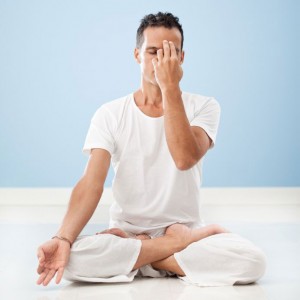 homme faisant du yoga