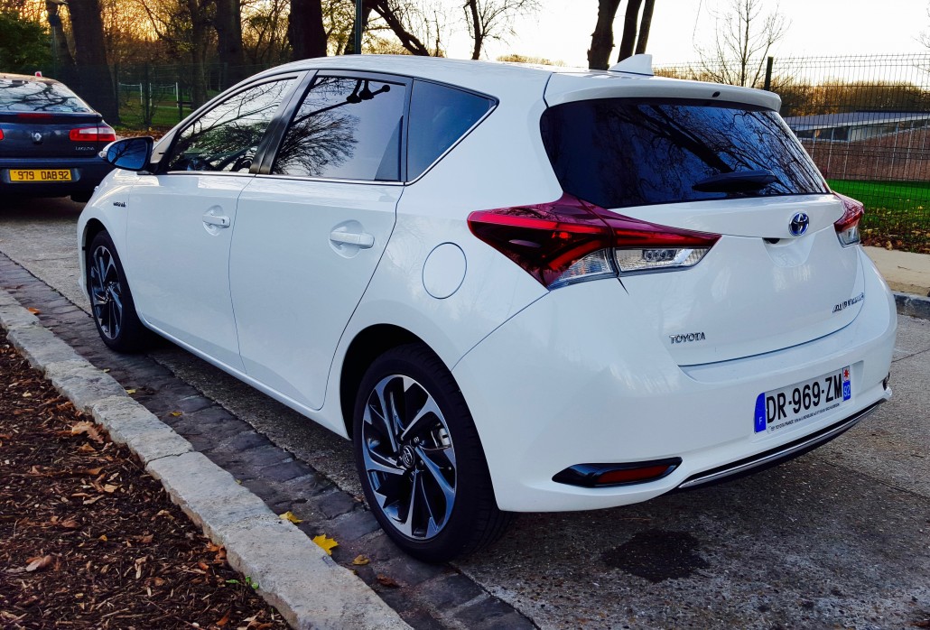 Toyota Auris Hybride Blanche - vue arrière