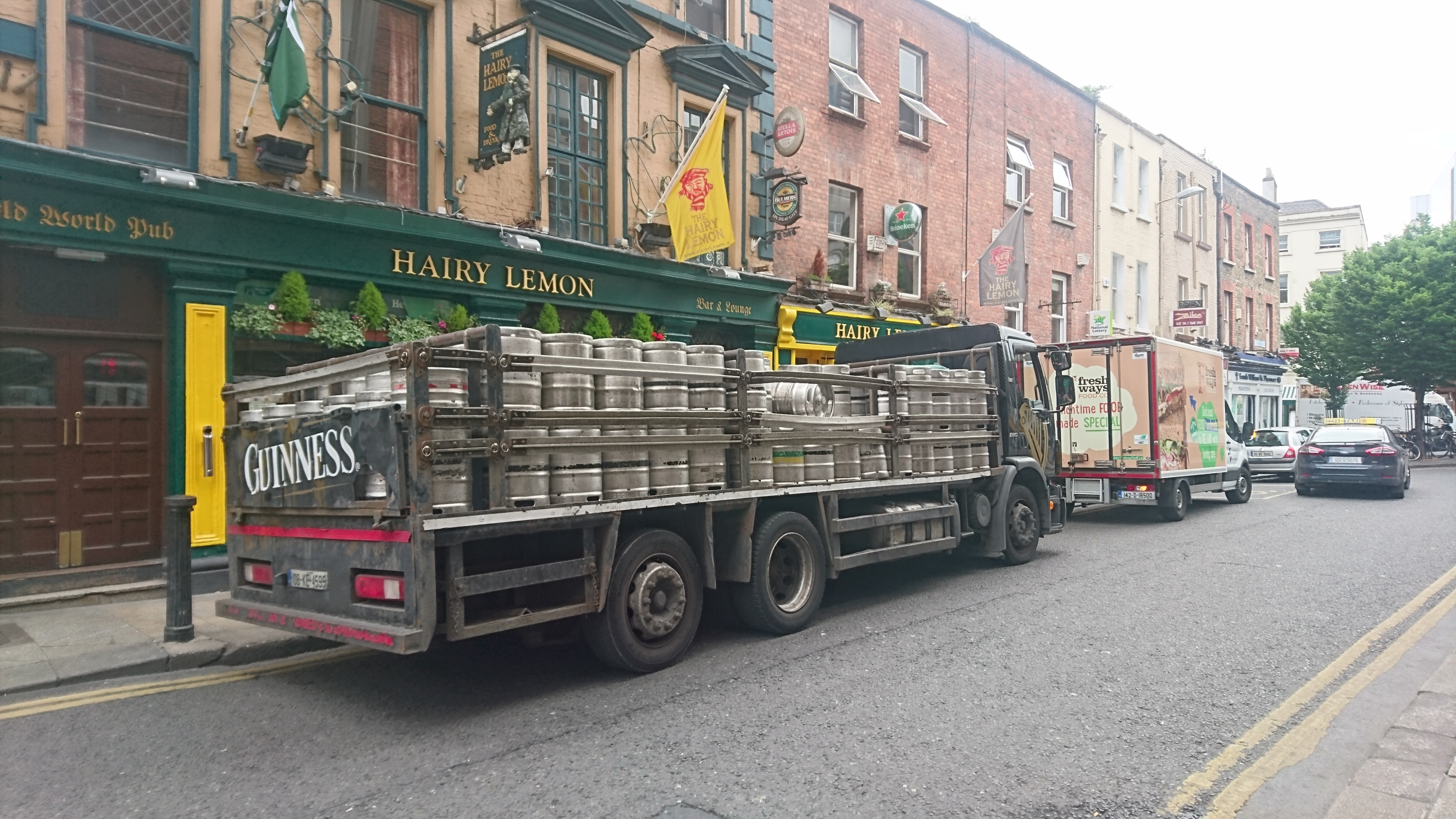Les camions Guiness transportant à travers les villes des bidons entier du fameux breuvage