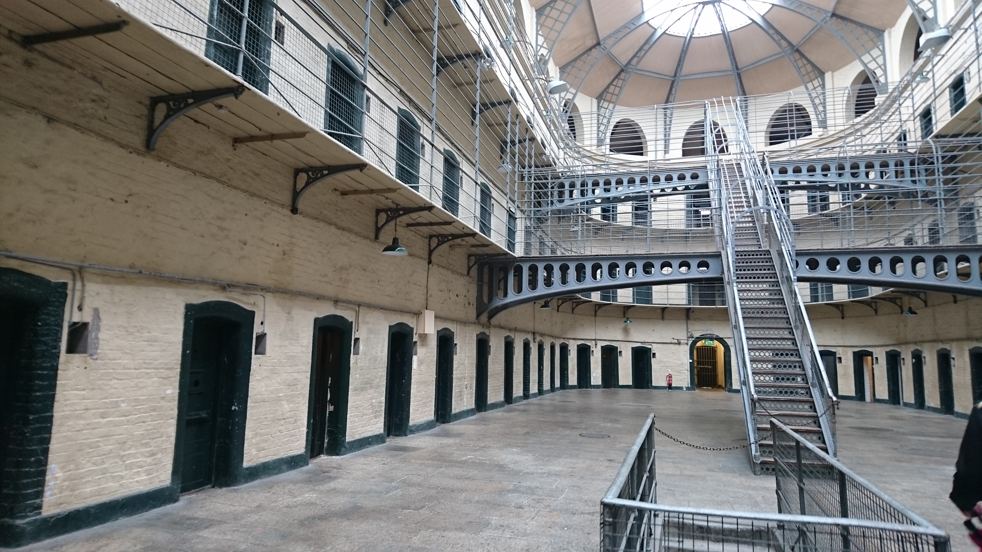 La cour principale cernée des cellules