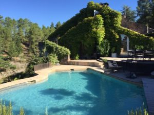 Un plongeon dans la piscine après le yoga