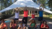 Yoga et Sylvothérapie en plein air :  le duo gagnant des vacances en Ardèche en 2021