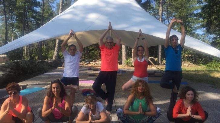 Yoga et Sylvothérapie en plein air :  le duo gagnant des vacances en Ardèche en 2023