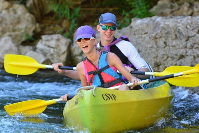 3418-9837-canoe-kayak-raft-riviere-vallon-pont-darc A deux sur un canoë en ardèche