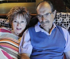 Huguette et Raymond dans leur canapé