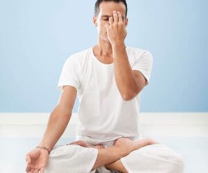 Homme faisant du yoga